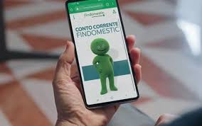 mano che tiene un telefono con indicazione del conto corrente findomestic