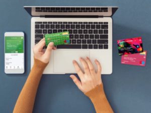 donna al pc con vari bancomat widiba