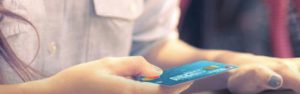 donna che tiene in mano la quickcard plus