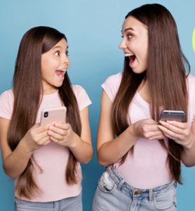immagine madre e figlia che si guardano contente