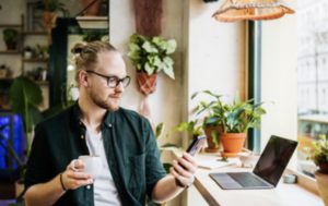 giovane che controlla il conto online